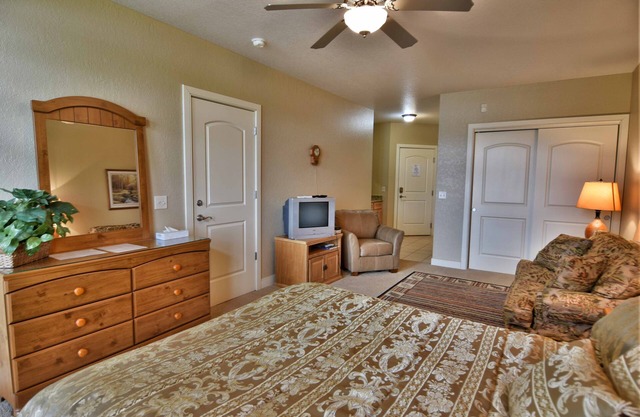 Unit 411b 1bd/1ba Efficiency Condo 1 Bedroom Condo by RedAwning