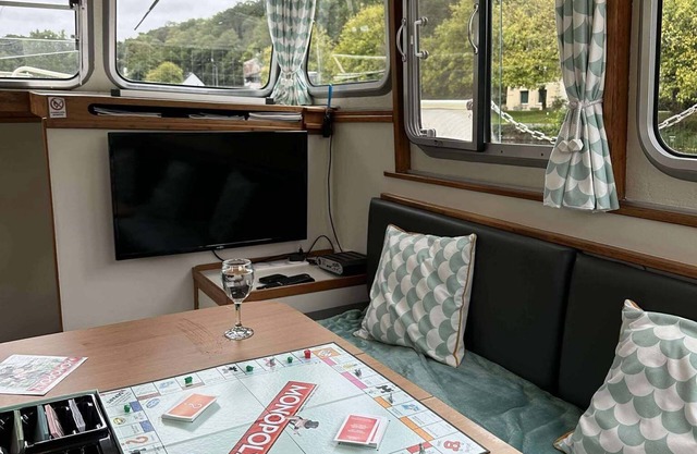Unusual stay on the Blavet: cosy dockside boat for 2-5 people.
