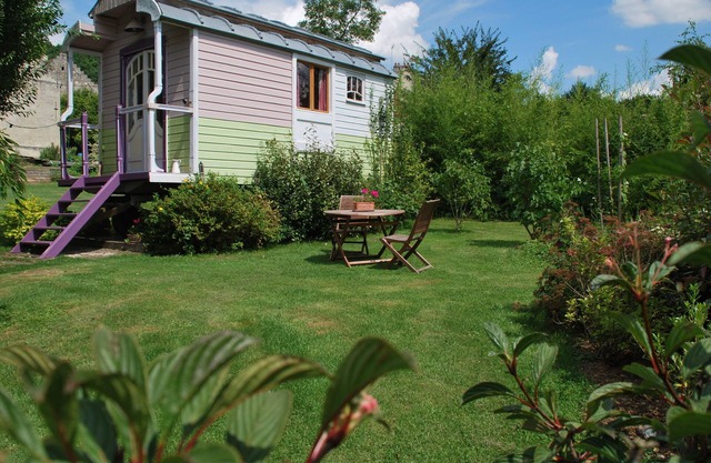 UNUSUAL STAY IN A GYPSY CARAVAN WITH PRIVATE JACUZZI