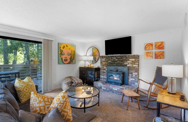 Unwind in the ultimate mountain setting! And just nine minutes to the Lake!