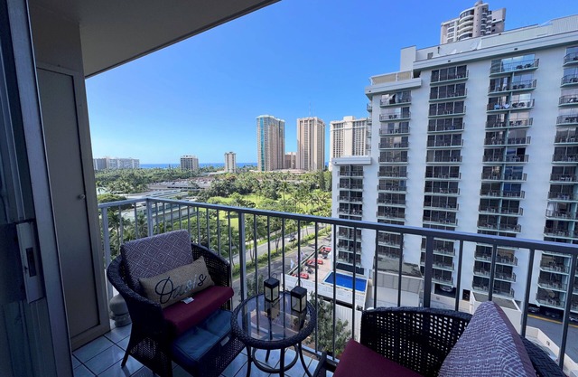 Updated 1-bedroom condo in Waikiki with AC and parking