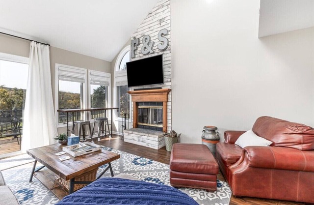 Updated 2-bed golf villa with views, fireplace & Galena Territory access