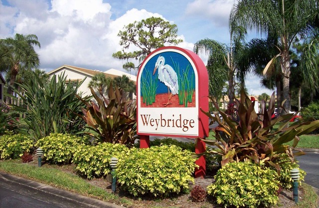 Updated 2bed/2bath end unit with gorgeous lake views!