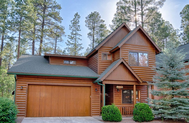 Updated 5 Bedroom home in gated community of Pinetop Crossings!
