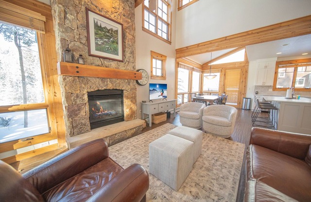 Updated Cabin with Pool & Hot Tub Access!