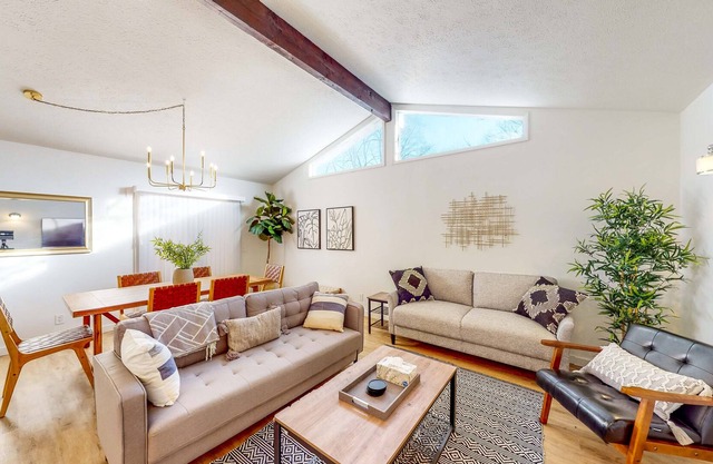 Updated charmer with a well-equipped kitchen