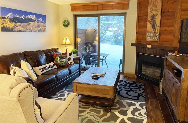 Updated/Clean Condo w/Heated Pool-Hot Tubs-Tennis-Grills-Patio on Green Space-Near Resort/Town Bus