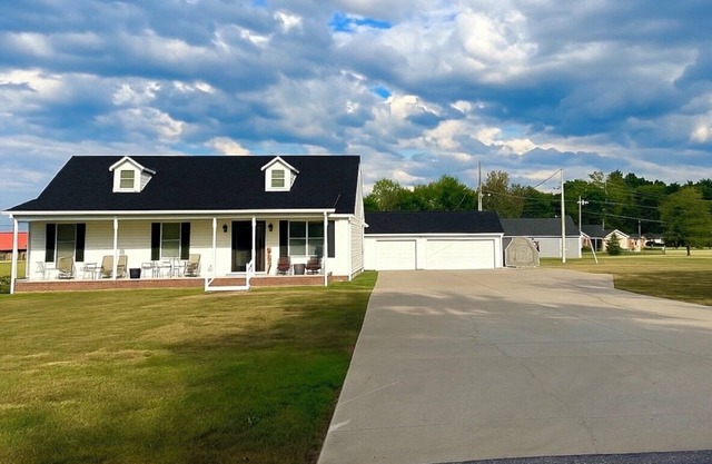 Updated home, huge driveway. Clean, comfy & convenient! Minutes from KY Lake