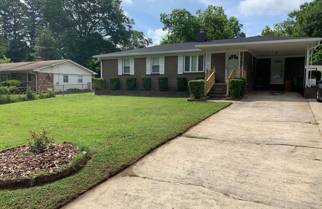 Updated home with fenced yard, dog friendly, 15 min to downtown Greenville!