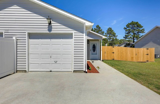 Updated Hubert Vacation Rental 5 Mi to Beaches!