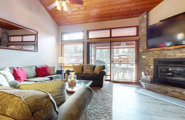 Updated & Large, Near Golf Course! Gas Grill & Deck. Forested Quiet Location