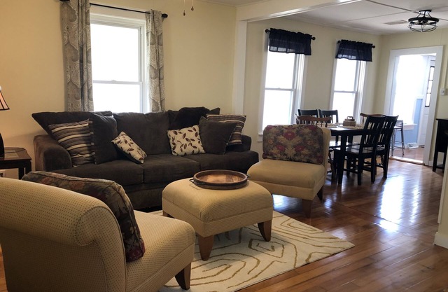 Updated Quaint Cottage Steps to Weirs Beach Boardwalk, Eats & Fun!