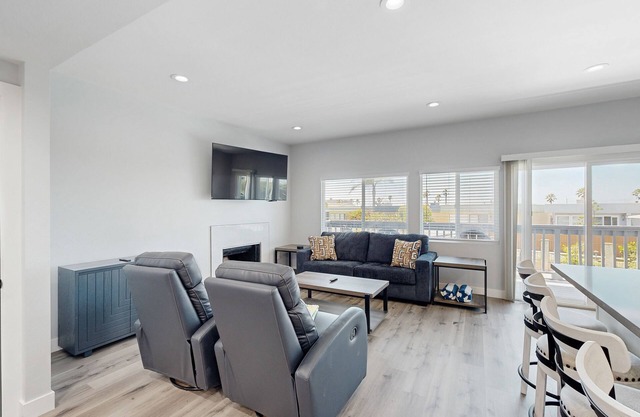 Updated townhome in gated community w/shared pool & jacuzzi - walk to beach