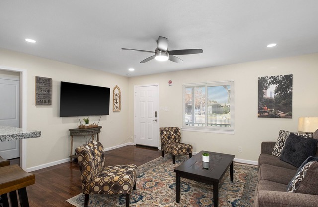 Upgraded 3B/2Bth w DinningR on Peaceful Street