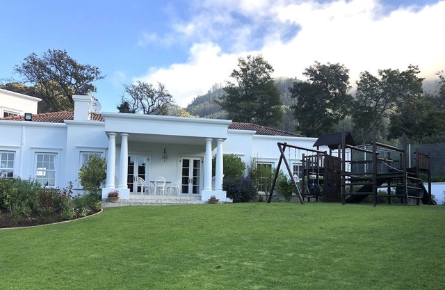 Upmarket holiday accommodation in Constantia wine valley near Kirstenbosch garde