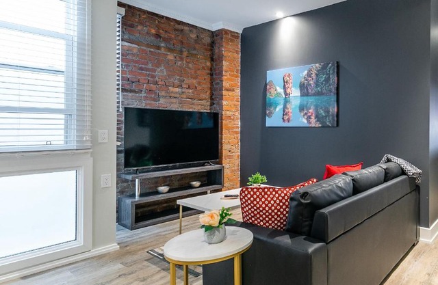 Upscale 2BR Apt - Prime Location with Netflix