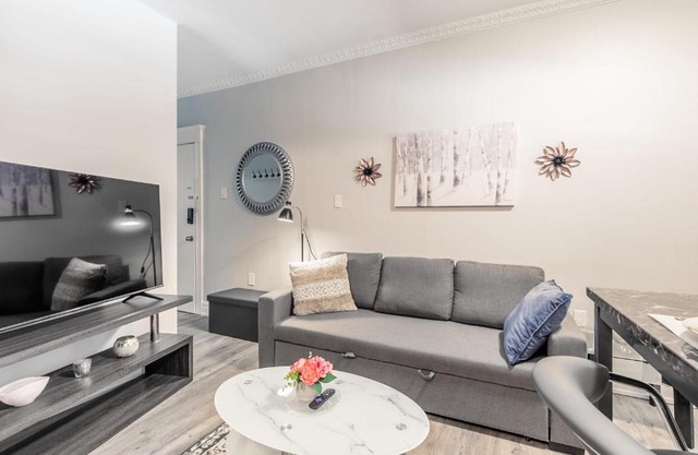 Upscale 2BR Apt w King Bed & Netflix