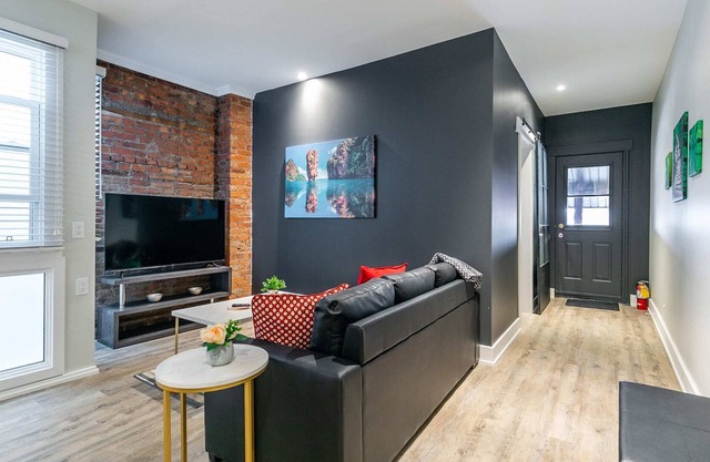 Upscale 2BR Apt with Netflix - Prime Location!
