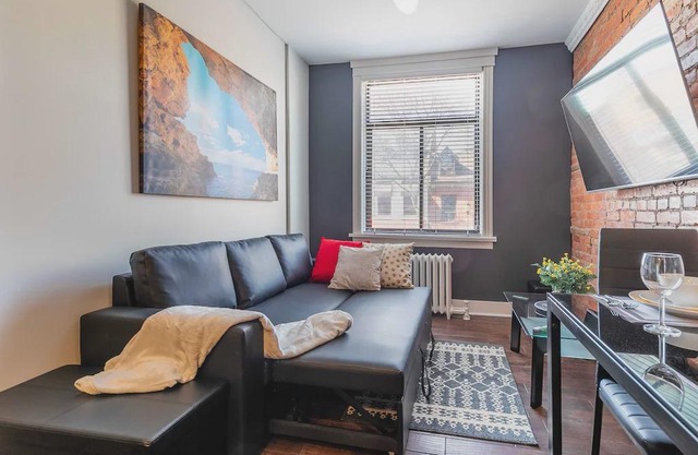 Upscale 2BR with King Bed - Boutique Apartment - PRIME Location!
