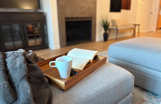 Upscale ground level condo, 2 king beds, heated pools, golf