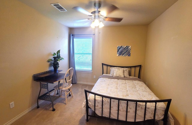 Upstairs Charming 2-bedroom in cool Crowley with AC, WiFi