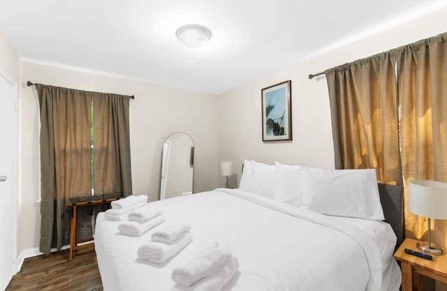 Uptown Apartment, Near Parks! The Bricks Unit 1