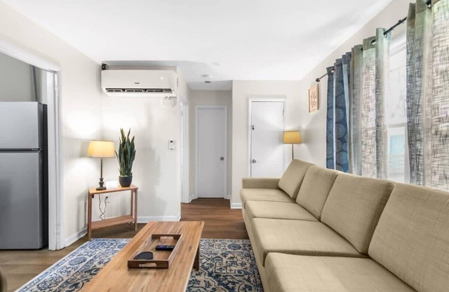 Uptown Apartment, Near Parks! The Bricks Unit 3