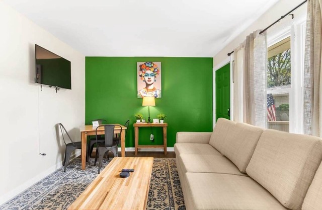 Uptown Apartment, Near Parks! The Bricks Unit 4