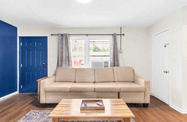 Uptown Apartment, Near Parks! The Bricks Unit 5