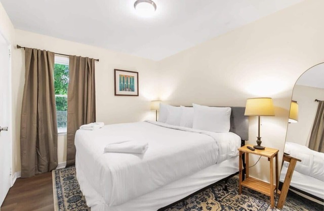 Uptown Apartment, Near Parks! The Bricks Unit 6