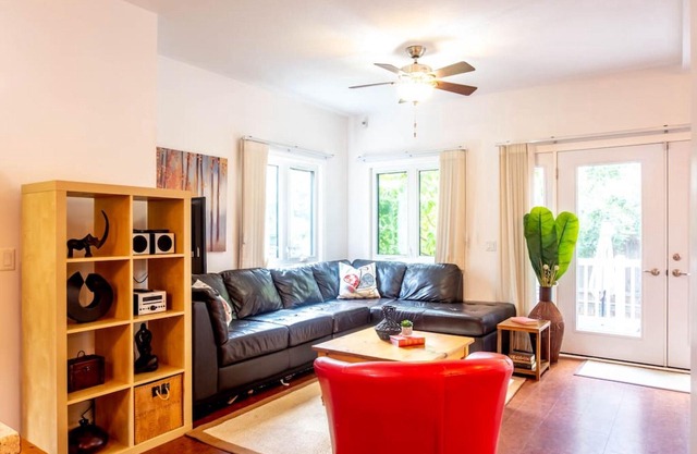 Uptown Blue - Walk to Everything - Monthly rates!