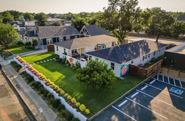 Uptown Peach ~ Boutique Hotel near Magnolia & BU