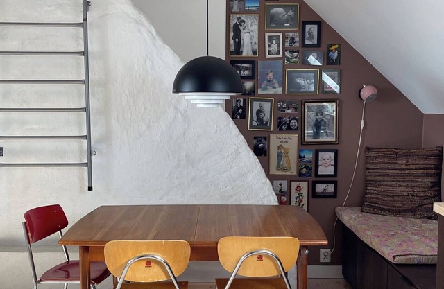 Urban and family sized, central apartment with balcony and fireplace