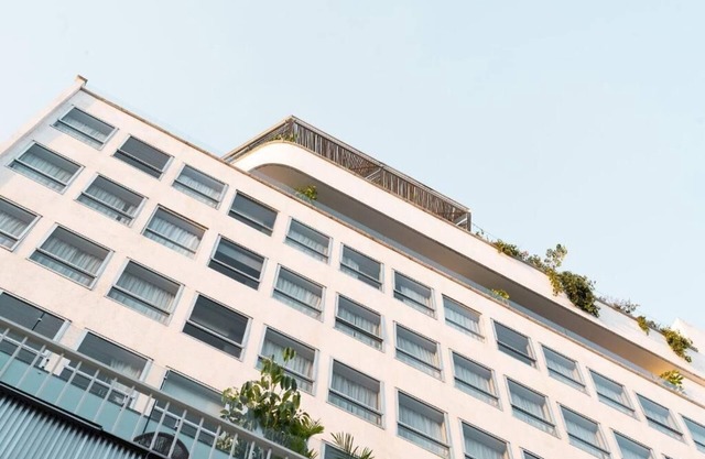 Urban Escape: Chic Hotel with Rooftop Serenity and Pet-Friendly Amenities!