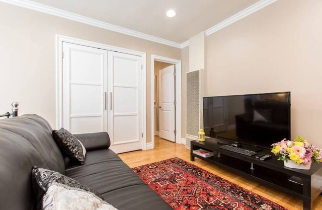 Urban Refuge - Opulent Retreat with Full Gourmet Kitchen & Washer/Dryer Inside