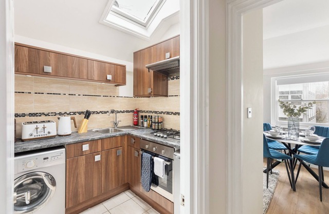 Urban Vibes, Modern 2BR Flat in Prime London Spot