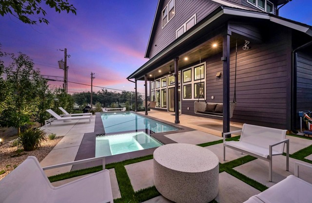 UT Football Fave - Lounge + Bar, Projector, Pool