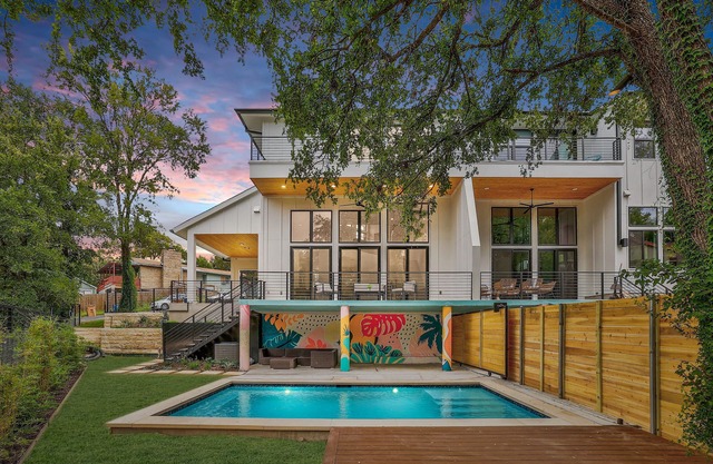 UT Football Fave - Pool, Mins to DT + Stadium!