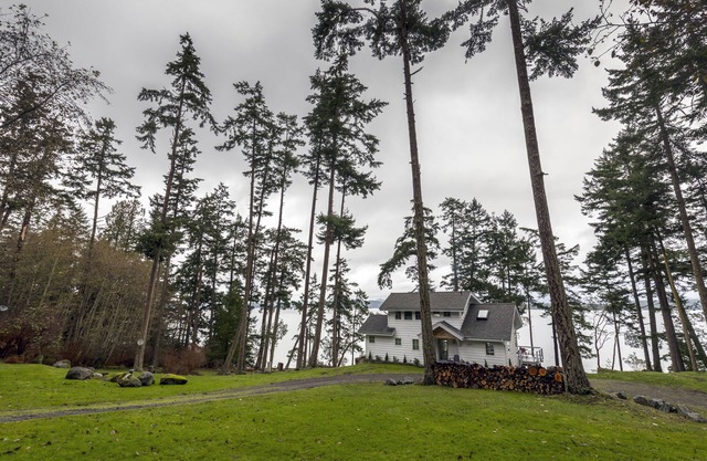 Utter Seclusion on 600 Feet of Waterfront , Free WiFi