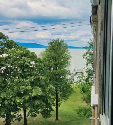 Vízparti gyermekbarát teljesen felújított Apartman, őrzött, saját strand, parkoló, étterem