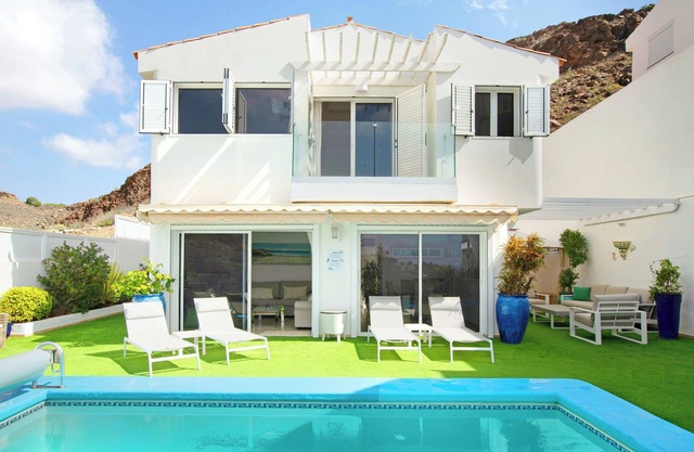 Vacation Home 'Casa el Quijote' with Sea View, Pool & Wi-Fi