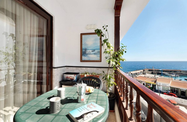 Vacation Apartment 'Apartamento El Descanso' with Sea View, Shared Pool and Wi-Fi