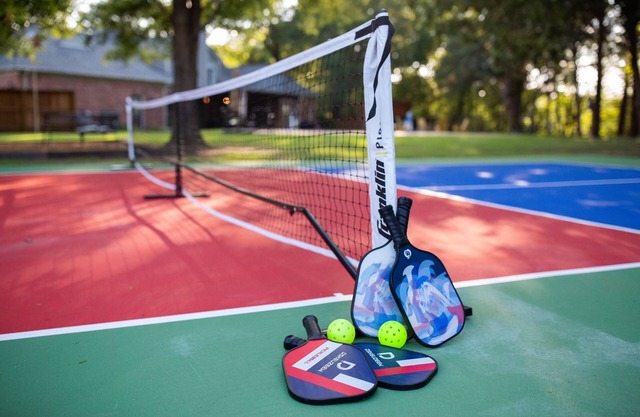 Vacation Destination! Pickleball, hot tub, huge pool, sauna, lake view, bunkroom