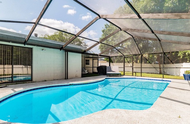 Vacation House W/Pool in the heart of Tampa Bay