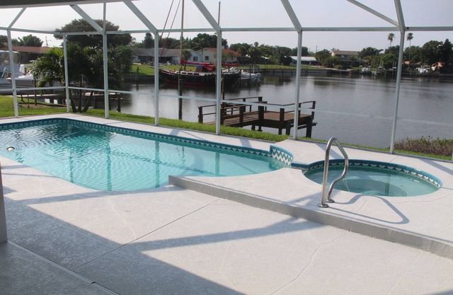 Vacation house with all comfort - pool, whirlpool, screen - directly by the sea