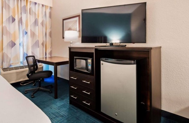 Vacation is Calling! Free Breakfast, Free Parking, Indoor Pool, Close to Oglebay