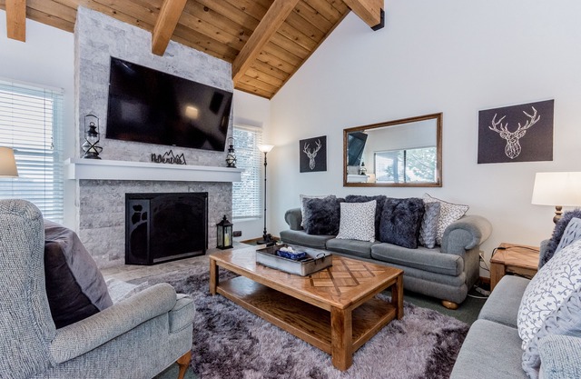 Val D'lsere #21 One Bedroom + Loft /2 bath, Sleeps 6, Steps to Village Gondola!