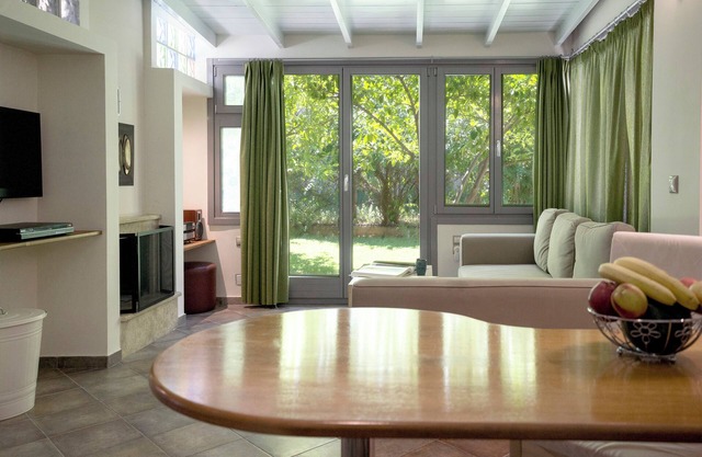 VALAS HOUSE-GARDEN FLAT