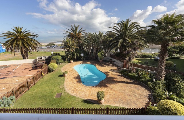 Van Riebeeck 12 - Two Bedroom Apartment, Sleeps 4