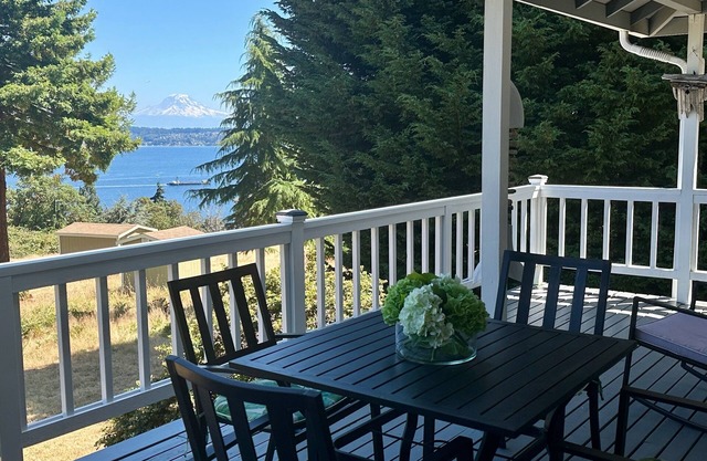 Vashon Island Paradise: Mountain Views & Beach Access